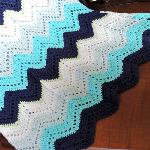 送料無料》ギザギザ模様（シェブロン柄）のブランケット＊ブルー系