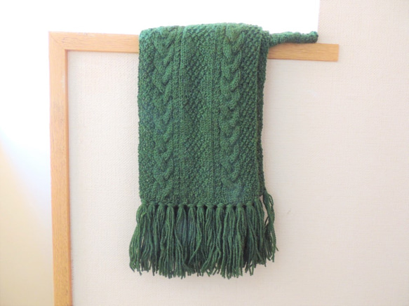 ケーブル編みのマフラー･･もみの木グリーン 1枚目の画像