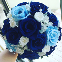 白バラと青バラのラウンドブーケ - LA ROSE FLORE
