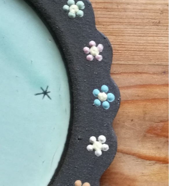 小花柄の丸皿 3枚目の画像