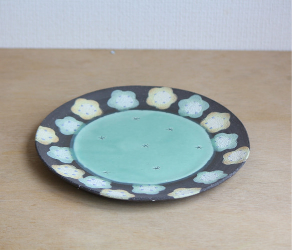花柄の丸皿(イエロー・グリーン) 2枚目の画像