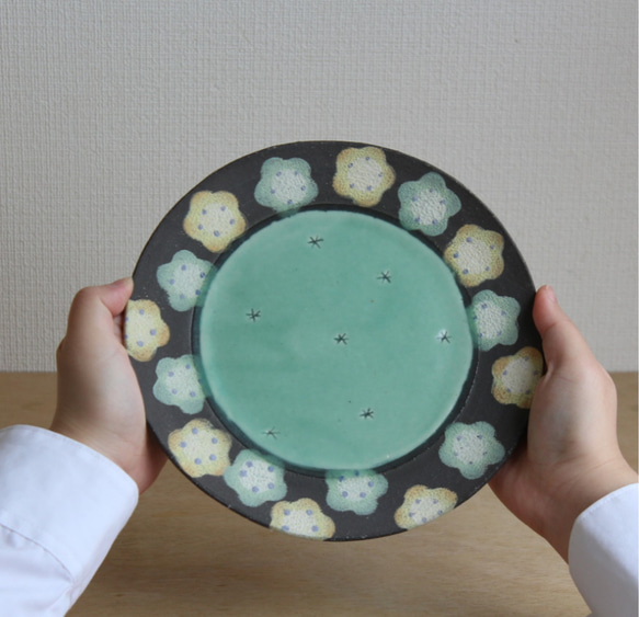 花柄の丸皿(イエロー・グリーン) 3枚目の画像