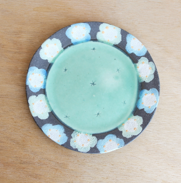 花柄の丸皿(ブルー・グリーン) 1枚目の画像