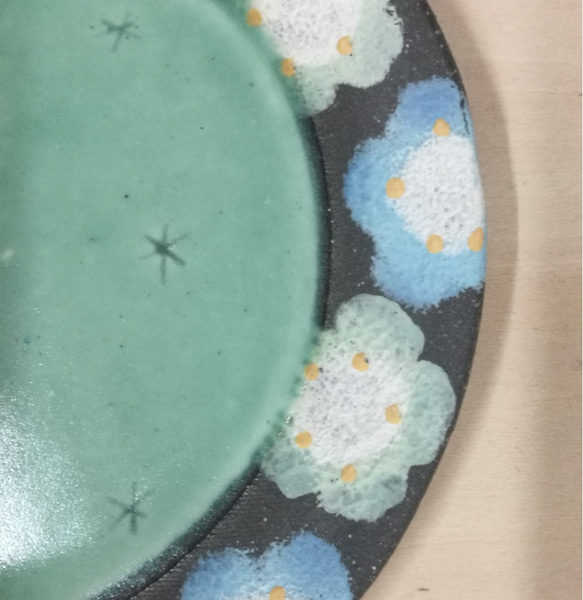 花柄の丸皿(ブルー・グリーン) 3枚目の画像
