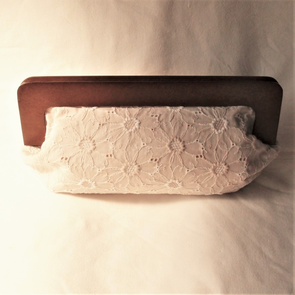 クラッチバッグ　フラワー　ライトベージュ