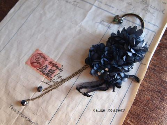 黒いお花のイヤーカフ 1枚目の画像