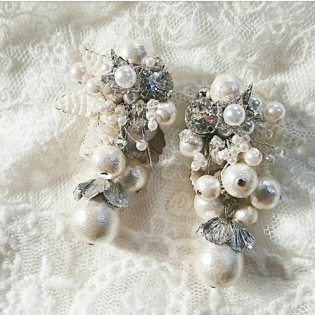 Beads flower × cotton pearl pierce (silver)