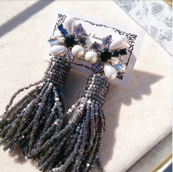 Swarovski × mini volume beadstassel pierce(silver×sheer bla) 1枚目の画像