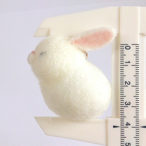 ツボるシロウサギ【ふにころストラップ】羊毛フェルトby夕の月フェルト