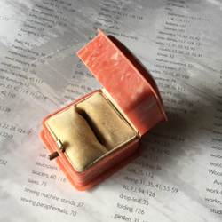 リングボックス　コーラルオレンジのセルロイド　指輪ケース　英国 5枚目の画像