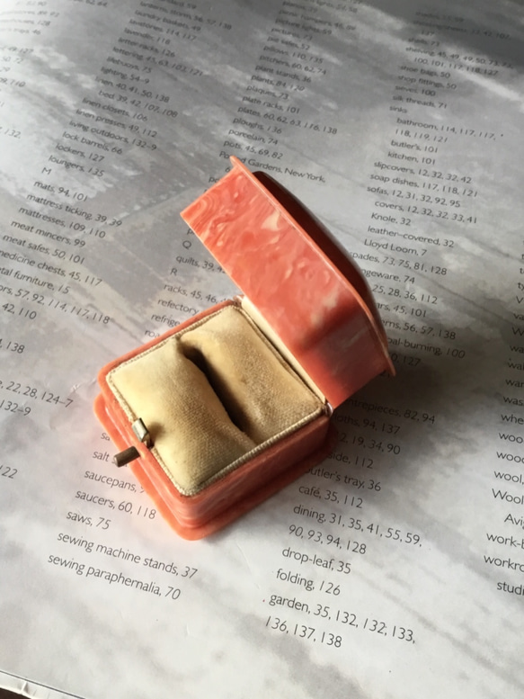 リングボックス　コーラルオレンジのセルロイド　指輪ケース　英国 5枚目の画像