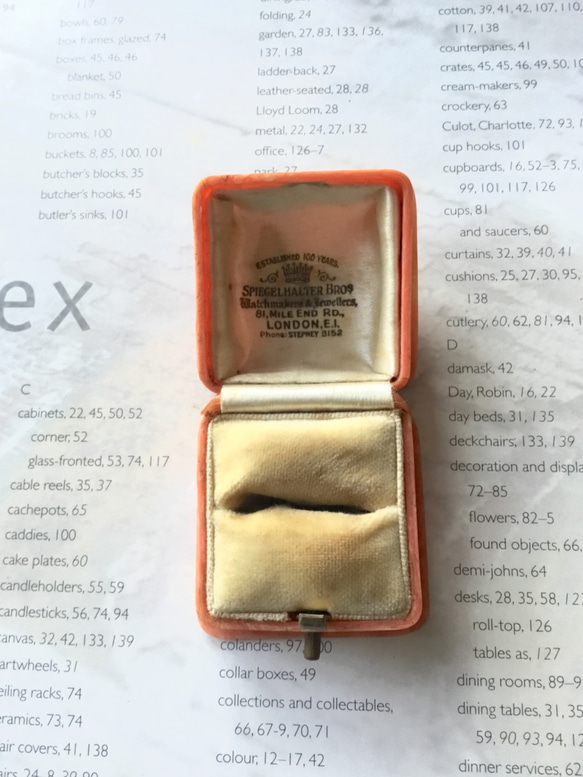 リングボックス　コーラルオレンジのセルロイド　指輪ケース　英国 6枚目の画像