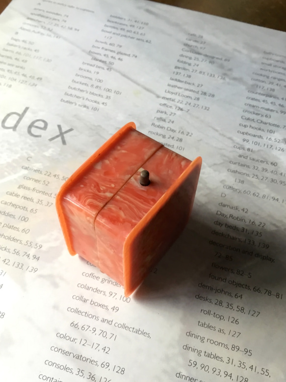 リングボックス　コーラルオレンジのセルロイド　指輪ケース　英国 8枚目の画像