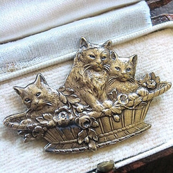 バスケットの中の３匹の猫　繊細で美しいレリーフ　デコレージョン　ハンドメイドに　 1枚目の画像