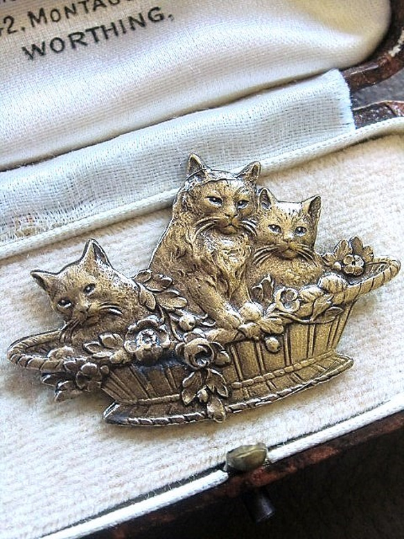 バスケットの中の３匹の猫　繊細で美しいレリーフ　デコレージョン　ハンドメイドに　 1枚目の画像