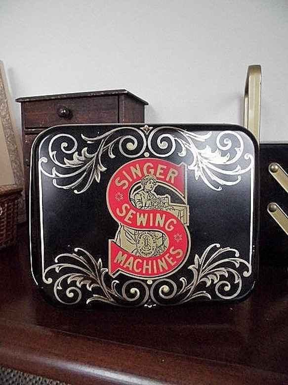 ちょっと古い時代の持ち手つきの缶ボックス　シンガー社　ミシン　ソーイング　裁縫　　 1枚目の画像