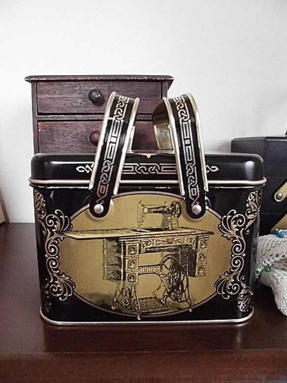 ちょっと古い時代の持ち手つきの缶ボックス　シンガー社　ミシン　ソーイング　裁縫　　 2枚目の画像