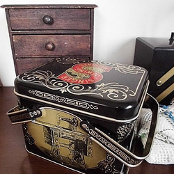 ちょっと古い時代の持ち手つきの缶ボックス　シンガー社　ミシン　ソーイング　裁縫　　 3枚目の画像