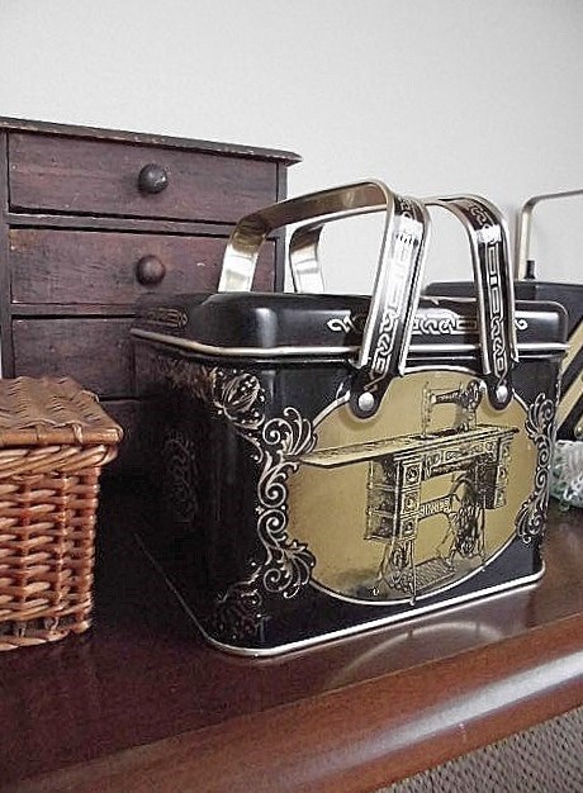 ちょっと古い時代の持ち手つきの缶ボックス　シンガー社　ミシン　ソーイング　裁縫　　 4枚目の画像