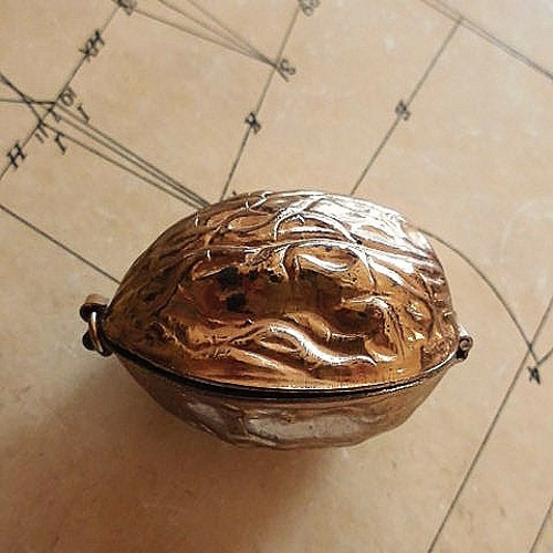 くるみ 胡桃の形をしたちょっと古い時代のソーイングキット