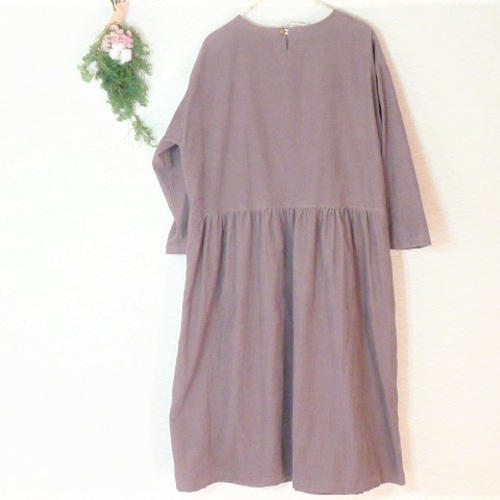 人気の小豆ミルク色！ コーデュロイのゆったりギャザーワンピース