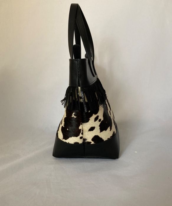 ラフォンジュ　牛革のフリンジトートバッグ　ブラック＆ウシ柄 3枚目の画像