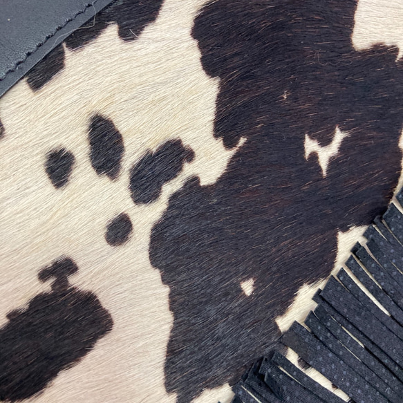 ラフォンジュ　牛革のフリンジトートバッグ　ブラック＆ウシ柄 6枚目の画像