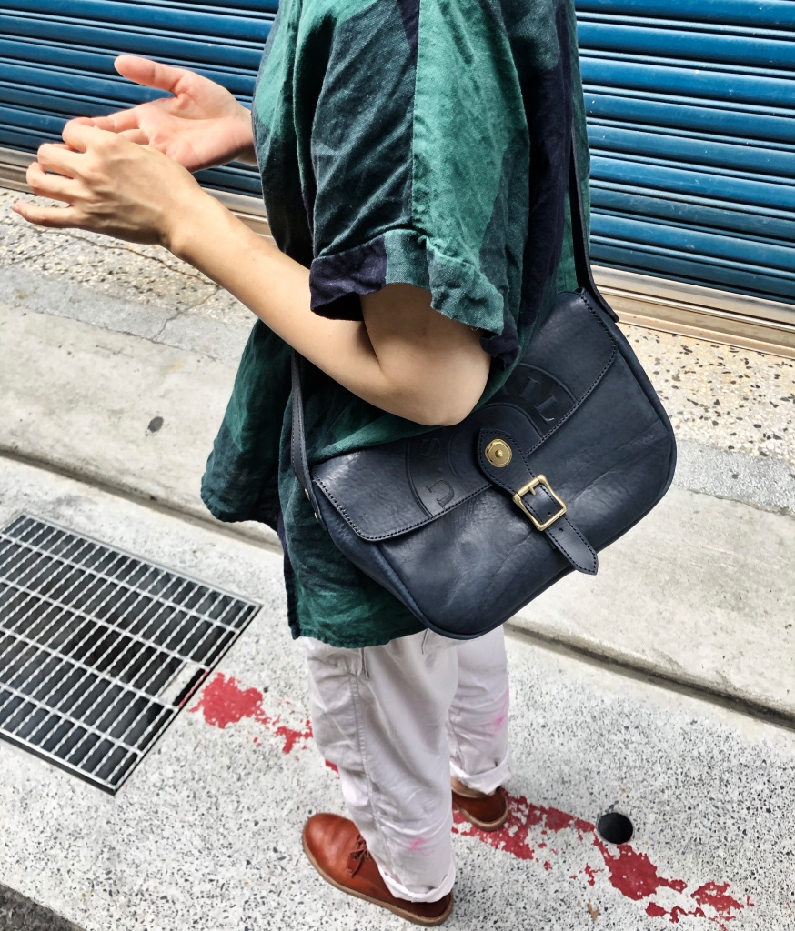 メッセンジャーバッグサイズ：ミディアムカラー：ブルー