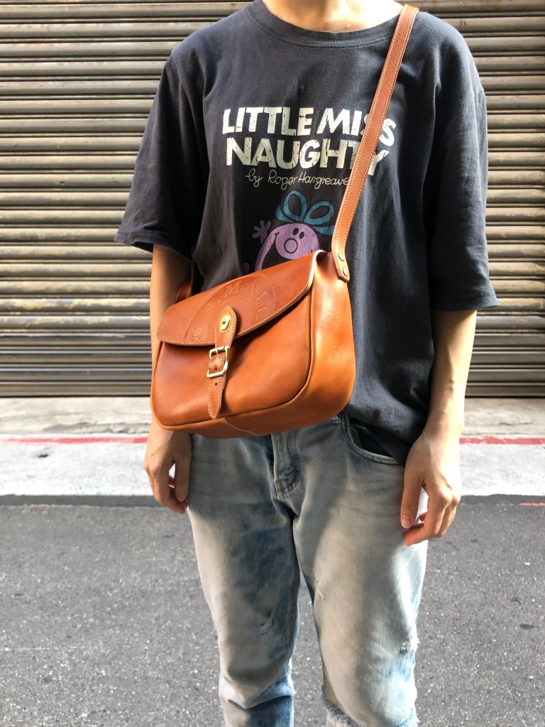 メッセンジャーバッグ サイドリュック 機内持ち込み 小さめバッグ サイズ：ミディアム カラー：キャラメル