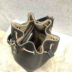 精靈包 新色上市：黑色 / 水桶包 手提包 隨身小包 第4張的照片