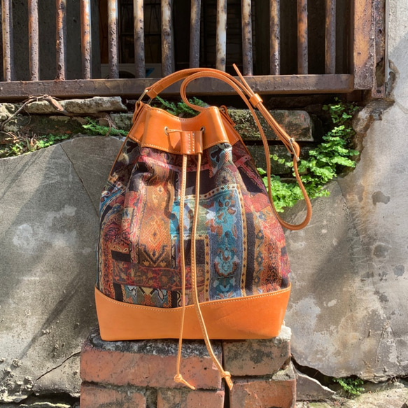 老派復古拼接水桶包 Size: 大型 復古花布 ＋植鞣牛皮/ 大容量側背包 第9張的照片