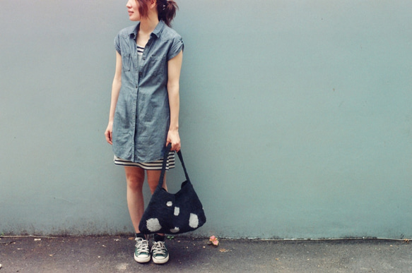 夜晚的柏油路 手掛手提包 第3張的照片