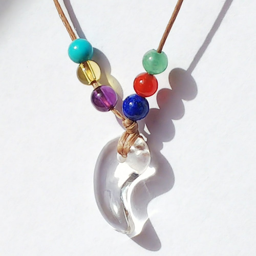 お守り気分で 勾玉ネックレス♪ 7色の天然石で運勢アップを願います