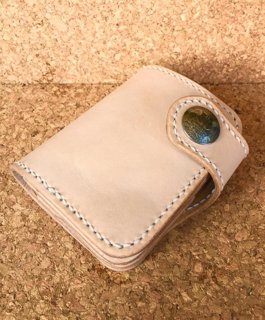 【受注生産】【送料無料】ヌメ革製 少し大きめのハーフウォレット イーグルコンチョ付 名入れ無料