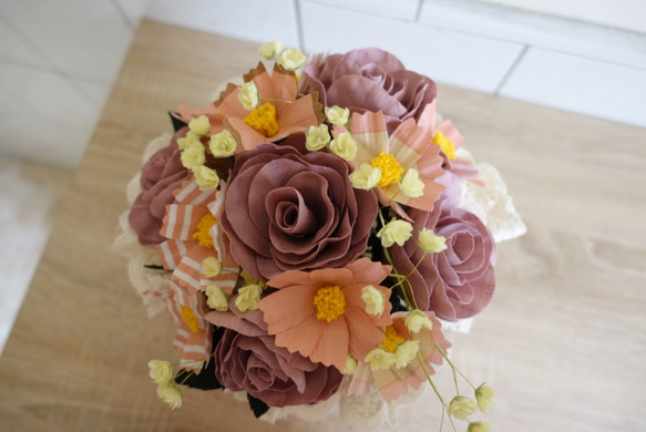 ストリーム布手作りの布の花屋 - 手作りの造花（布）、ピンクのバラと紫のコスモス織り交ぜロマンチックな愛、恋人、贈り物、屋外の写 1枚目の画像