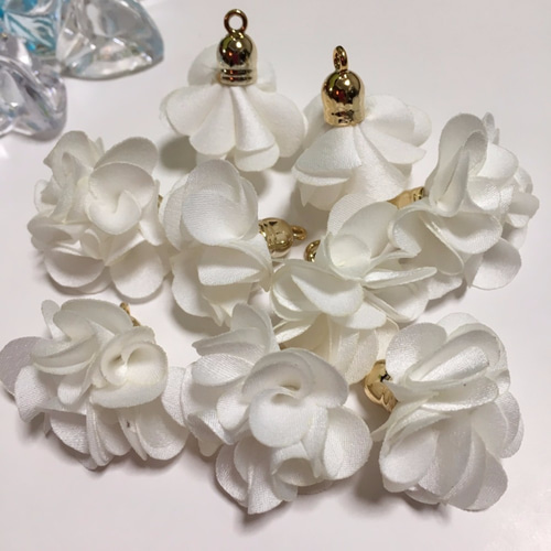 フラワータッセル ホワイト チャーム miu 通販 4700812｜Creema