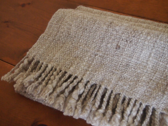 手紡ぎのマフラー（淡いグレー・平織） 2枚目の画像