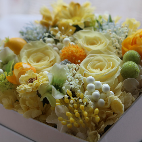 幸運を運ぶクリームイエローのプリザーブドボックスアレンジ（再販