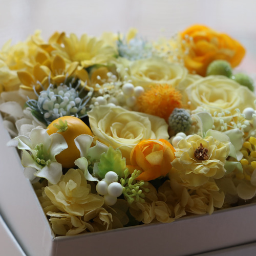 幸運を運ぶクリームイエローのプリザーブドボックスアレンジ（再販