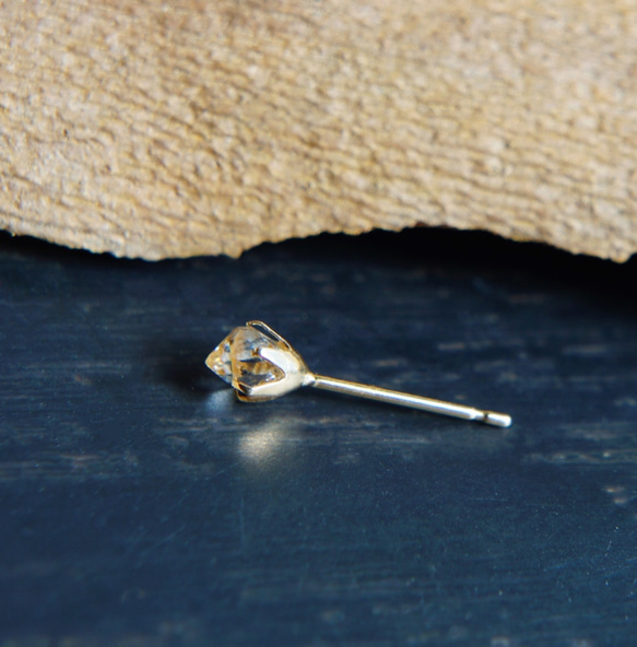 18金 ハーキマーダイヤモンドのスタッドピアス 片方一つ 2枚目の画像