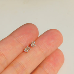 ハーキマーダイヤモンドのスタッドピアス 3枚目の画像