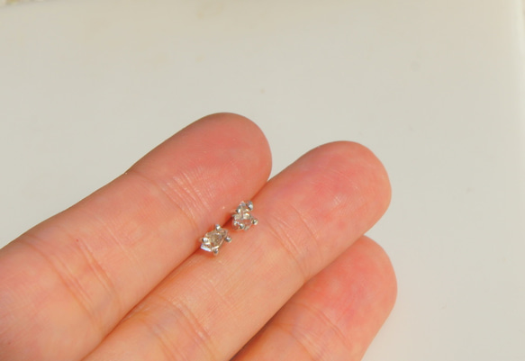 ハーキマーダイヤモンドのスタッドピアス 3枚目の画像