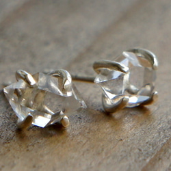 ハーキマーダイヤモンドのスタッドピアス 1枚目の画像