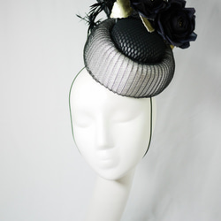 Black and white oval pillbox hat with leather roses 1枚目の画像