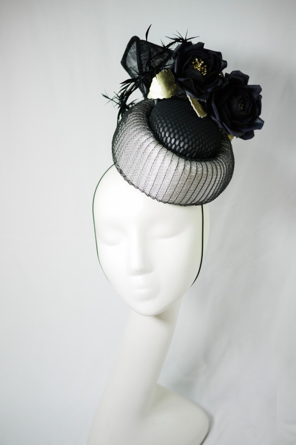 Black and white oval pillbox hat with leather roses 1枚目の画像