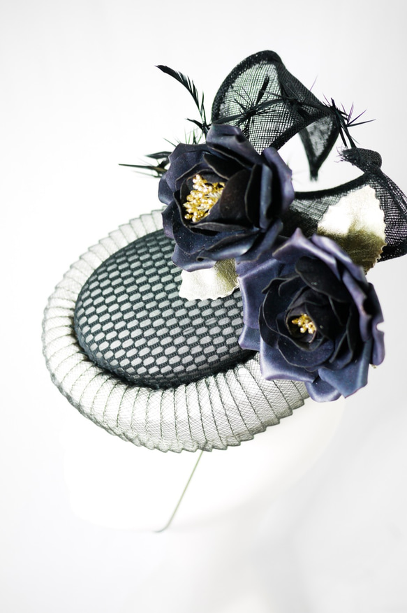 Black and white oval pillbox hat with leather roses 2枚目の画像