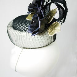 Black and white oval pillbox hat with leather roses 3枚目の画像