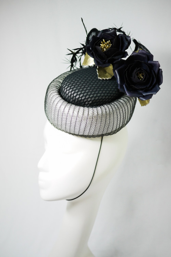 Black and white oval pillbox hat with leather roses 4枚目の画像