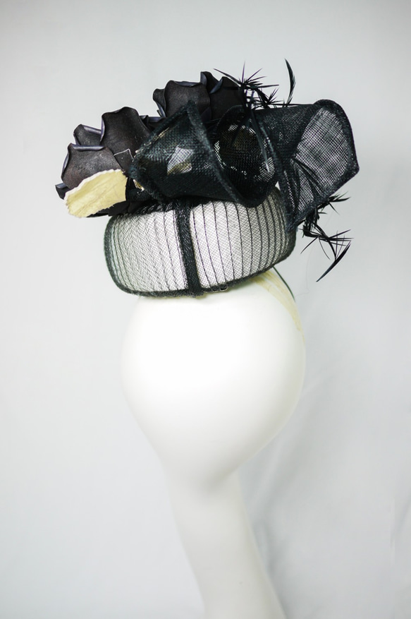 Black and white oval pillbox hat with leather roses 5枚目の画像