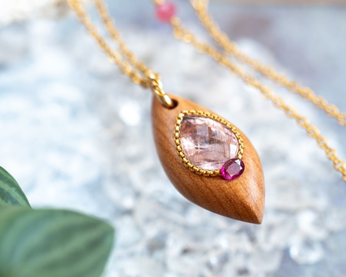 上級呪物】聖暁環晶のペンダント ～巡る光の環が導く、運命の